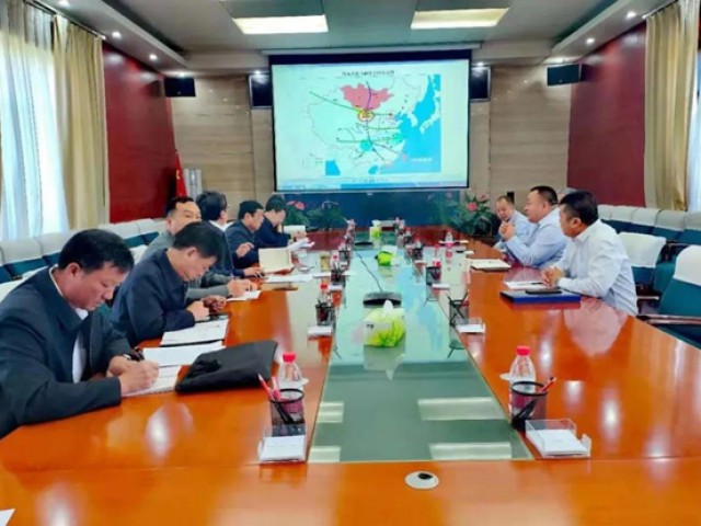 阿拉善萬(wàn)創(chuàng)礦業(yè)關(guān)于投資建設(shè)烏力吉口岸-中衛(wèi)鐵路線(xiàn)及配套“一園四區(qū)”項(xiàng)目交流會(huì)正式召開(kāi)
